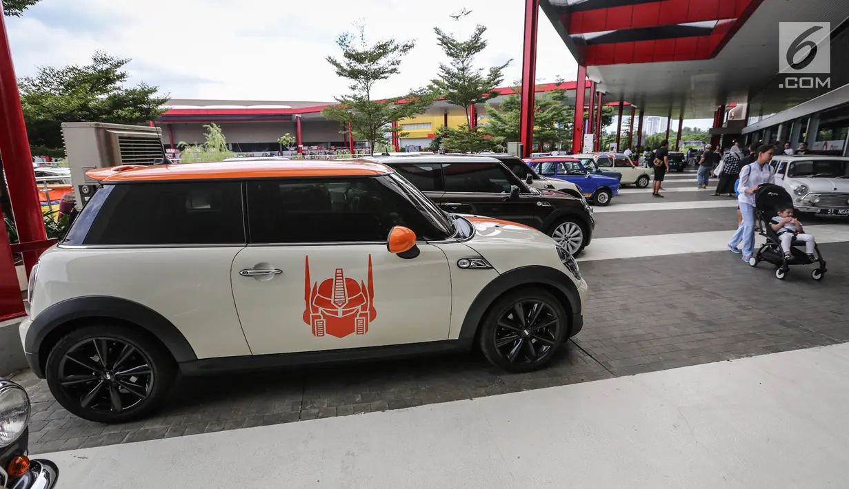 Deretan mobil Mini klasik dan terbaru pada Indonesia Mini Day 2018 di QBig BSD, Tangerang, Sabtu (15/12). Ratusan mobil Mini dari berbagai daerah berkumpul menyambut 60 tahun Mini di 2019. (Liputan6.com/Fery Pradolo)