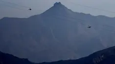 Wisatawan menikmati lintasan flying fox dari atas Gunung Jabel Jais Ras al-Khamiah di Uni Emirat Arab, 31 Januari 2018. Berada di ketinggian 1.249 meter, wahana zip-line ini diklaim memiliki jalur luncur terpanjang di dunia. (AP/Kamran Jebreili)