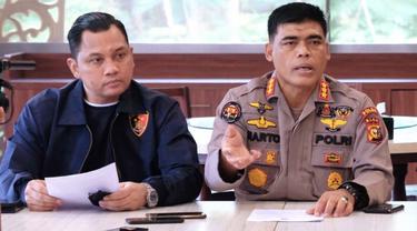 Kabid Humas Polda Riau Sunarto (kanan) bersama Direktur Reserse Kriminal Khusus Polda Riau Komisaris Besar Ferry Irawan.