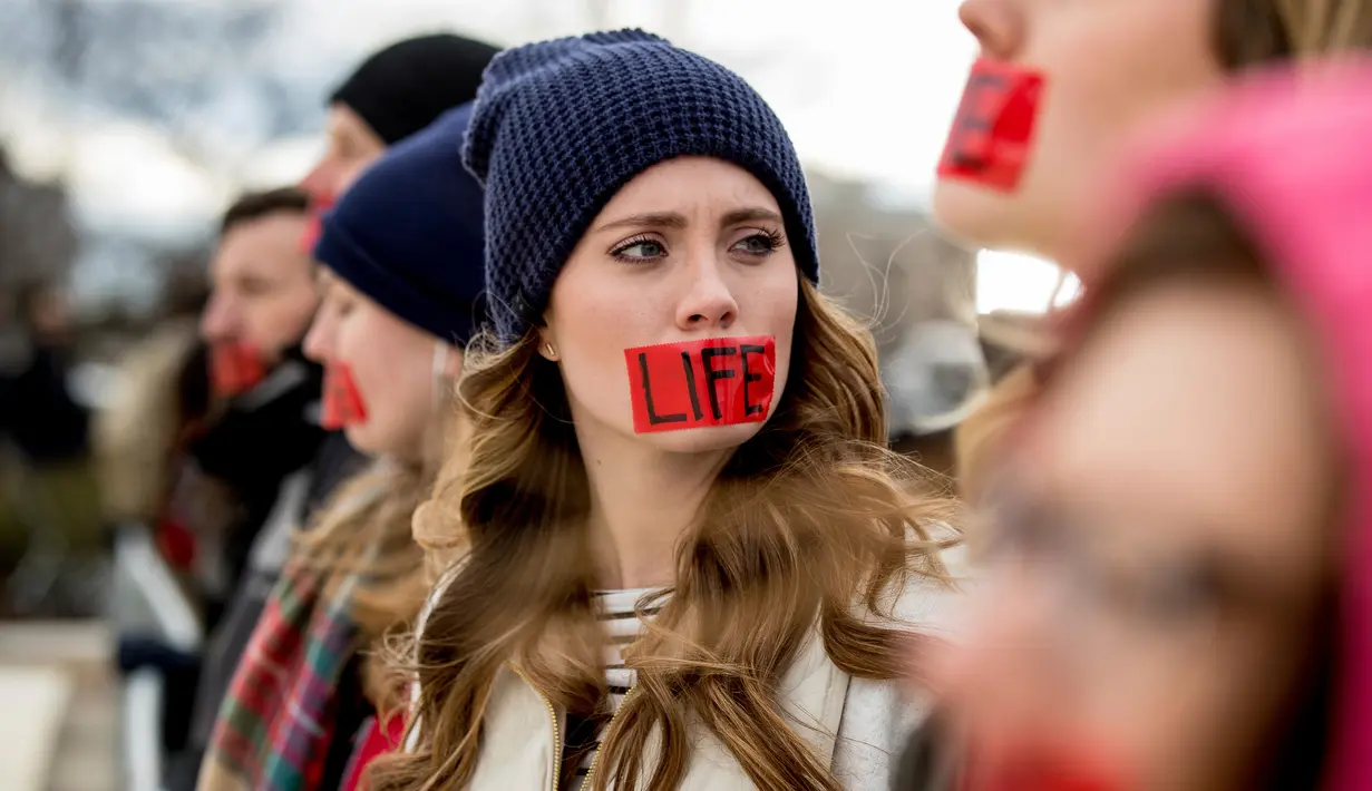 Sejumlah aktivis antiaborsi Amerika Serikat (AS) berkumpul di Washington, Jumat (27/1). Mereka menggelar aksi unjuk rasa tahunan untuk menentang tindakan untuk mengakhiri kehamilan tersebut. (AP PHOTO)