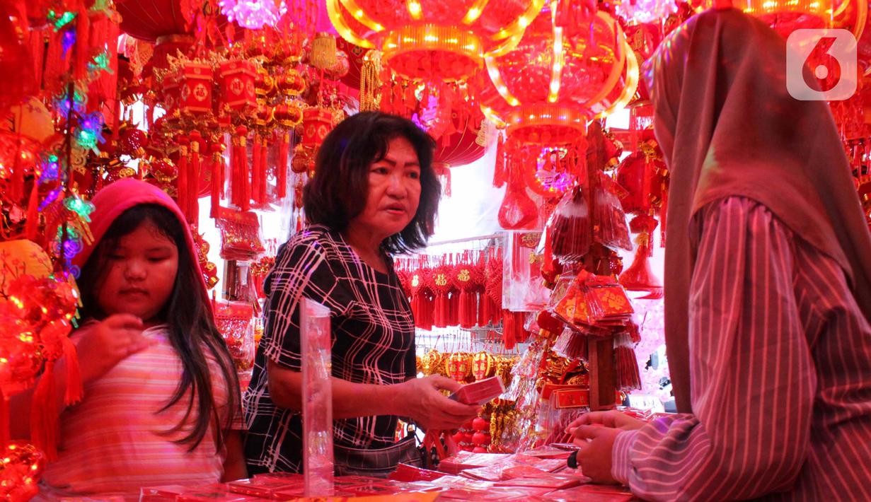 Menjelang perayaan Tahun Baru Imlek 2576 Kongzili, kawasan Pecinan Glodok ramai dengan penjualan beragam pernak-pernik khas Imlek. (Magang/Liputan6.com/Muhammad Rizal)