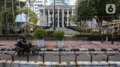 Petugas memasang beton pembatas dengan kawat berduri di halaman depan Gedung Mahkamah Konstitusi (MK) di Jakarta, Senin (25/3/2024). (Liputan6.com/Angga Yuniar)