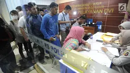 Keluarga korban jatuhnya pesawat Lion Air JT 610 mendatangi Posko Antemortem di RS Bhayangkara Said Sukanto (RS Polri) Kramat Jati, Jaktim (29/10). Personel identifikasi gabungan dari berbagai satuan kerja kesehatan di Polri. (Merdeka.com/Arie Basuki)