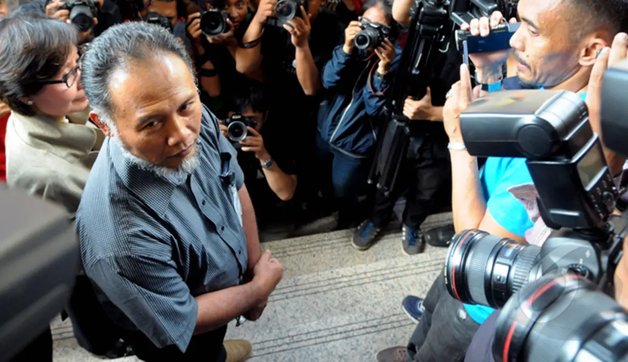 Pimpinan KPK Non Aktif Bambang Widjojanto bersama kuasa hukumnya saat akan memasuki kantor Badan Reserse dan Kriminal Polri, Jakarta, Selasa (24/2/2015). (Liputan6.com/Andrian M Tunay)
