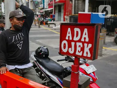 Pengemudi ojek pangkalan saat menunggu penumpang di Jakarta, Rabu (11/12/2024). (Liputan6.com/Angga Yuniar)