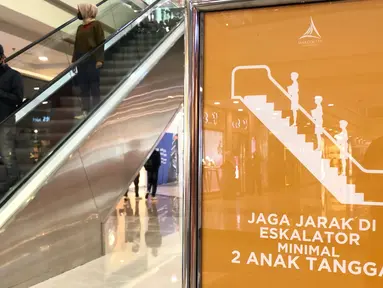 Pengunjung beraktivitas di salah satu pusat perbelanjaan di Depok, Jawa Barat, Rabu (17/6/2020). Mulai 16 Juni 2020, sejumlah pusat perbelanjaan di Kota Depok kembali beroperasi selama masa PSBB proporsional, namun tetap dengan memerhatikan protokol kesehatan. (Liputan6.com/Immanuel Antonius)