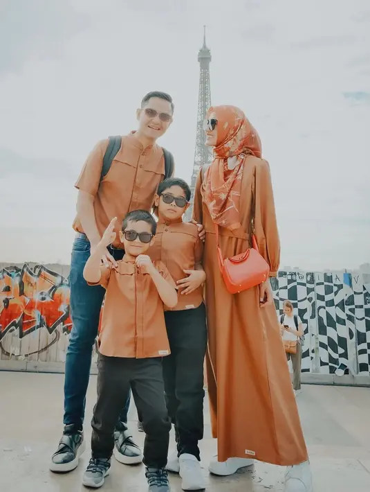 Kehangatan keluarga kecil ini selalu dipuji warganet. Selain keromantisan Dude Harlino dan Alyssa Soebandono, tingkah lucu Rendra dan Malik juga kerap bikin gemas. Tak sedikit warganet yang sering mengakui bahwa sangat suka dengan kebersamaan keluarga kecil Dude dan Alyssa lewat kolom komentar unggahan di Instagram. (Liputan6.com/IG/@ichasoebandono)