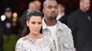 Kini Kim dan Kanye tengah berbahagia. Pasalnya, kedua pasangan ini merayakan hari ulangtahun pernikahan. (AFP/Bintang.com)