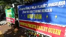 Sejumlah karangan bunga terpajang di depan Pengadilan Negeri Jakarta Pusat, Senin (12/10/2020). Karangan bunga yang mengharapkan keadilan tersebut berjejer menjelang sidang vonis terdakwa kasus dugaan korupsi di PT Asuransi Jiwasraya (Persero). (Liputan6.com/Angga Yuniar)