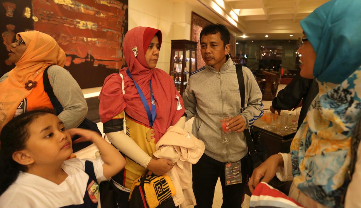 Pelatih Mitra Kukar, Jafri Sastra bersama keluarganya saat tiba di Hotel Sultan, Jakarta, Minggu (24/1/2016) seusai final Piala Jenderal Sudirman. (Bola.com/Arief Bagus)