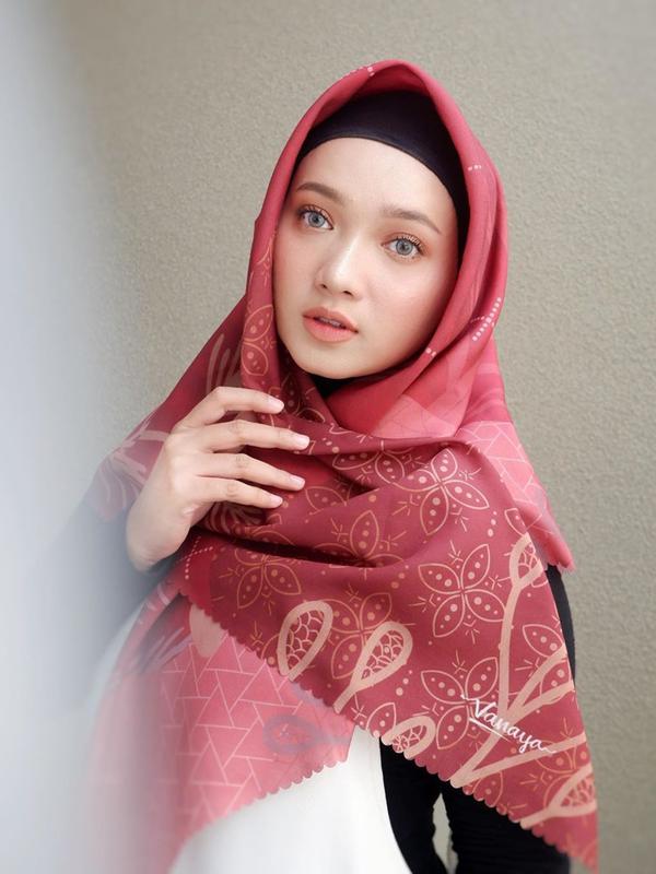 Evan Dimas telah melamar sang kekasih, ini potret cantik calon istrinya. (Sumber: Instagram/@zahrahakiim)