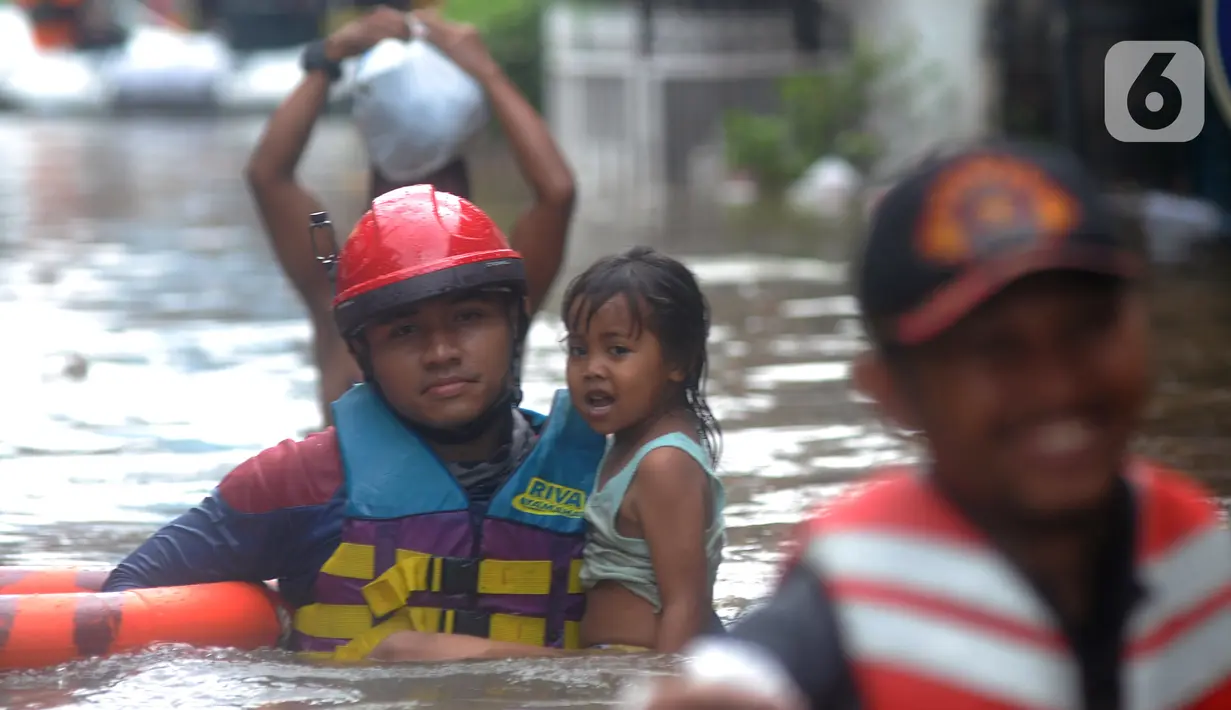 Petugas Pemadam Kebakaran mengevakuasi anak-anak korban banjir dengan menggunakan ban di kawasan Karet Pasar Baru Barat, Jakarta, Selasa (25/2/2020). Banjir yang terjadi sejak subuh akibat luapan Kanal Banjir Barat tersebut merendam ratusan rumah hingga setinggi dua meter. (merdeka.com/Arie Basuki)
