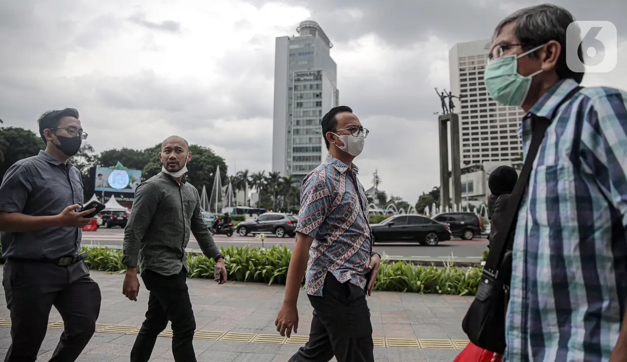 Warga beraktivitas di kawasan Bundaran HI, Jakarta, Rabu (28/12/2022). Walau sempat disebutkan ada potensi badai dahsyat yang melanda kawasan Jakarta–Bogor–Depok–Tangerang–Bekasi (Jabodetabek) pada hari ini, warga Jakarta terpantau masih banyak beraktivitas di luar ruangan. (Liputan6.com/Faizal Fanani)