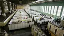 Pemandangan deretan ruang tidur bagi para migran di dalam hanggar bekas bandara Tempelhof di Berlin, Jerman, Rabu (9/12/2015). Jerman menerima satu juta migran dari beberapa negara yang sedang dilanda perang. (REUTERS/Fabrizio Bensch)