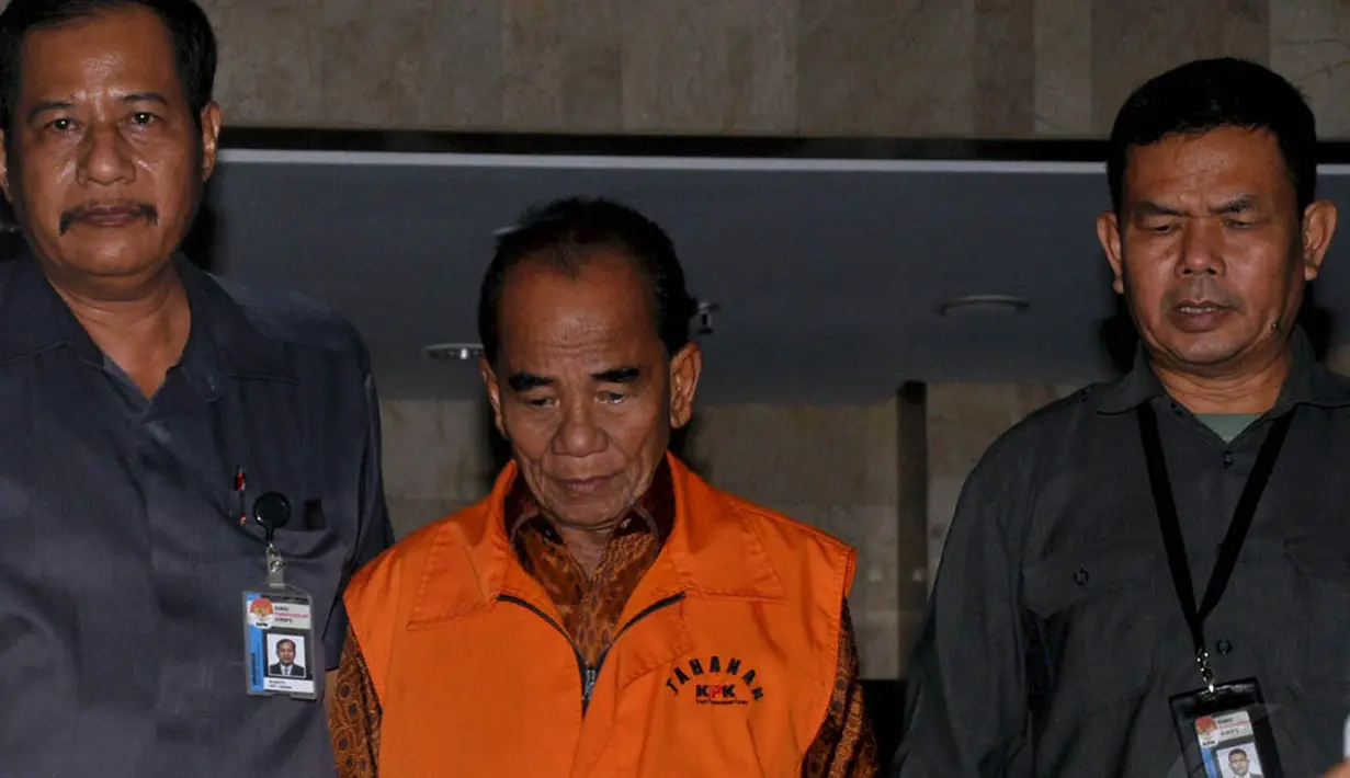 Annas Maamun ditetapkan sebagai tersangka dalam kasus dugaan suap pengajuan revisi alih fungsi hutan Riau Tahun 2014 kepada Kemenhut. (Liputan6.com/Miftahul Hayat)
