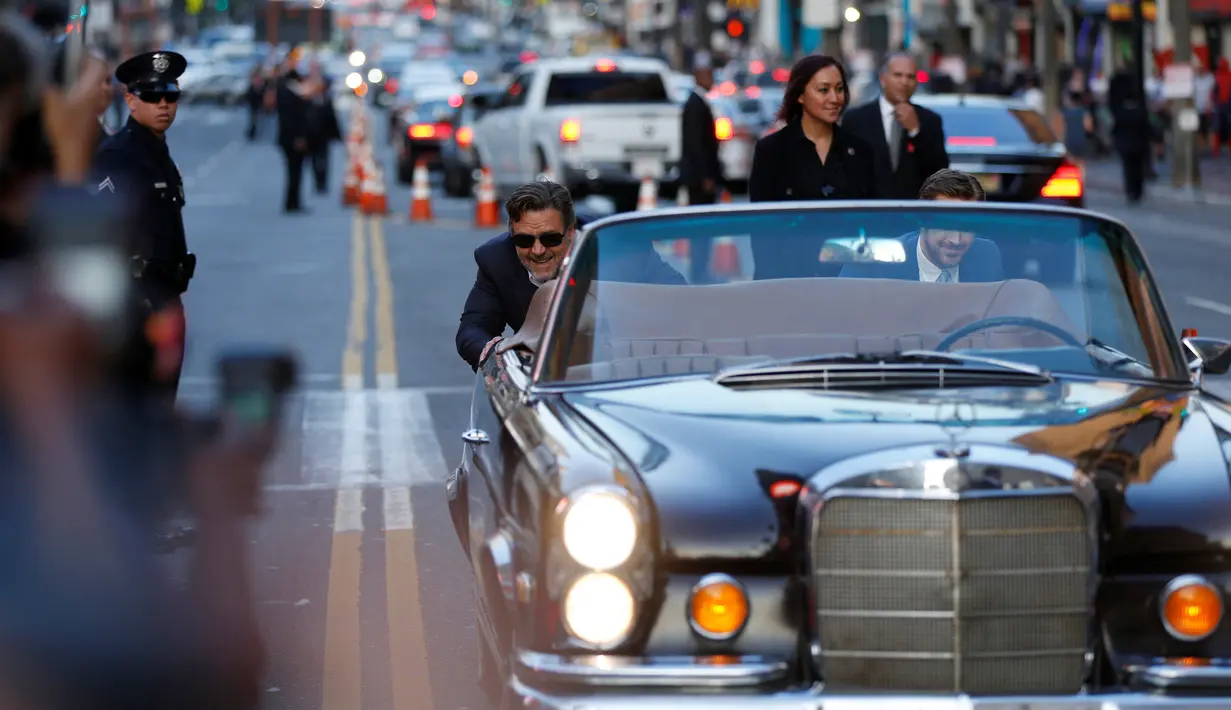 Aktor Hollywood Russell Crowe (kiri) dan Ryan Gosling saat berpura - pura mendorong mobil mereka saat akan premiere film " The Nice Guys " di Hollywood , AS , 10 Mei 2016. Film yang bergenre komedi ini akan diputar perdana di AS. (REUTERS / Mario Anzuoni)