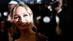 Aktris Lily-Rose Depp saat tiba untuk pemutaran film "The Idol" dalam Festival Film Cannes ke-76 di Cannes, Prancis Selatan, pada 22 Mei 2023. (LOIC VENANCE/AFP)