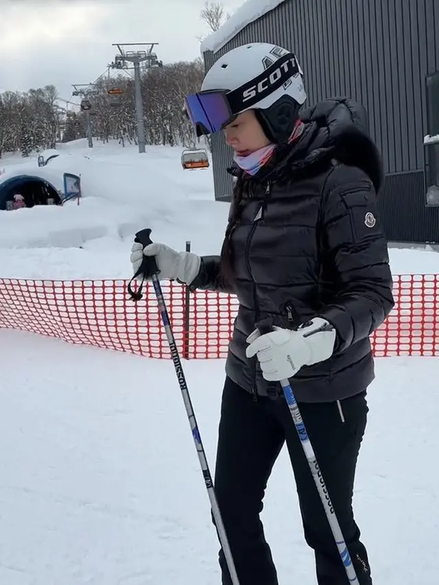 Disebut Astronot, Ini 7 Potret Aura Kasih Main Ski di Jepang