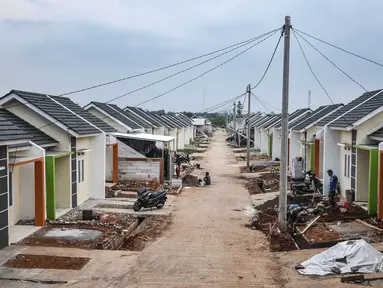 Aktivitas pekerja saat menyelesaikan pembangunan rumah subsidi di Klapanunggal, Kabupaten Bogor, Jawa Barat, Rabu (16/6/2021). Kementerian Pekerjaan Umum dan Perumahan Rakyat (PUPR) menargetkan 380.376 unit bantuan pembiayaan perumahan subsidi pada Tahun Anggaran 2021. (merdeka.com/Iqbal S. Nugroho)