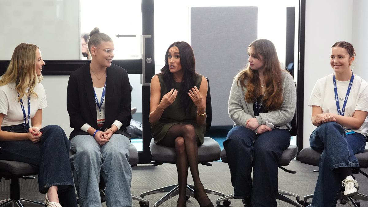 Meghan Markle Kembali Pakai Item Fesyen yang Pernah Diledeknya Seusai Mundur dari Kerajaan Inggris