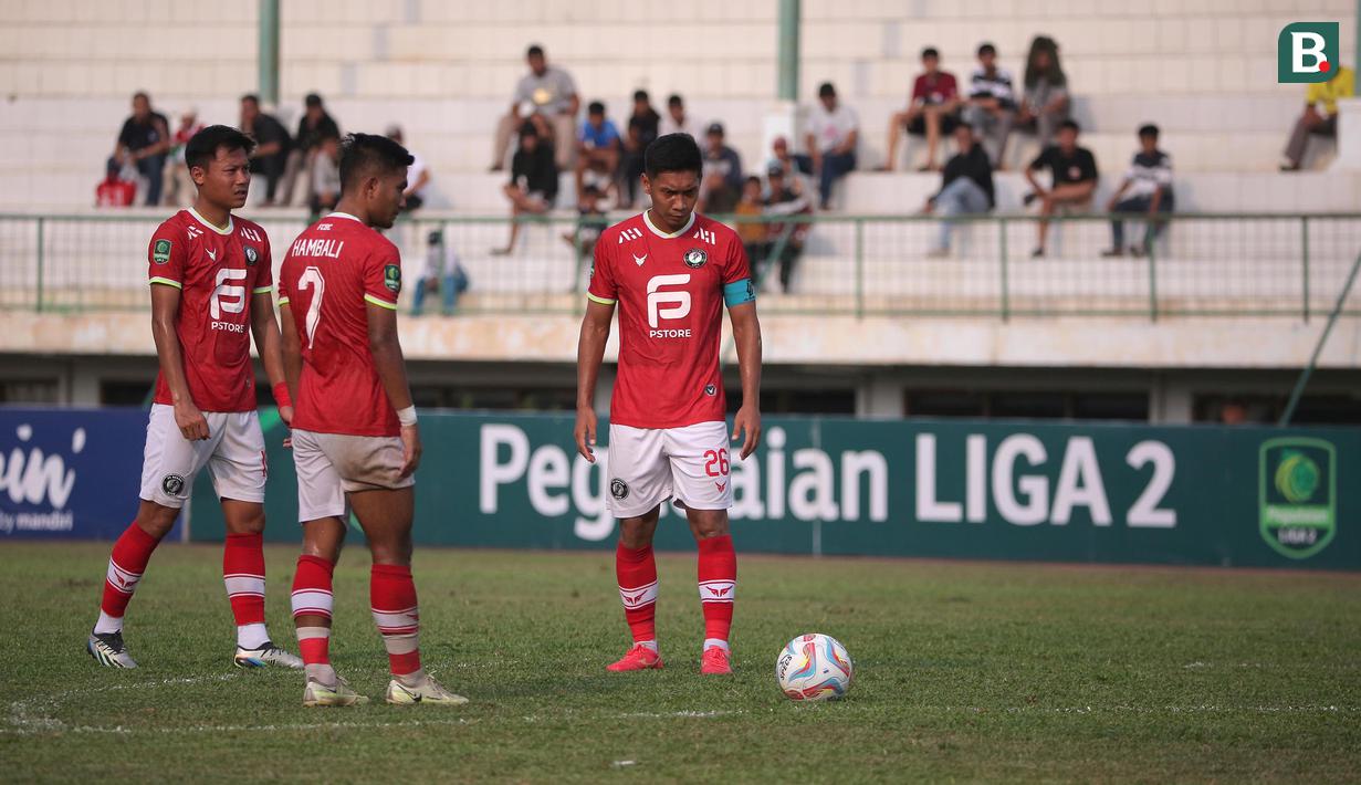 <p>Dua pemain FC Bekasi City, Muhammad Hambali (kiri) dan kapten tim, Soni Setiawan (kanan) bersiap melakukan tendangan bebas ke gawang Nusantara United FC pada laga lanjutan Grup B Pegadaian Liga 2 2023/2024 di Stadion Singaperbangsa, Kabupaten Karawang, Jawa Barat, Minggu (12/11/2023). (Bola.com/Ikhwan Yanuar)</p>