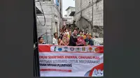 Forum Sekretaris Jenderal Cipayung Plus bersama dengan Rumah Demokrasi Pancasila membagikan ratusan paket sembako kepada Masyarakat Tanah Merah, Plumpang, Jakarta Utara (Jakut) di Sanggar Harapan Anak, Sabtu (6/5/2023). (Ist)