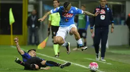 Pemain Inter Milan, Gary Medel (kiri), berusaha menghentikan laju pemain Napoli, Lorenzo Insigne, pada lanjutan Serie A Italia di Stadion Giuseppe Meazza, Milan, Minggu (17/4/2016) dini hari WIB. (AFP/Olivier Morin)