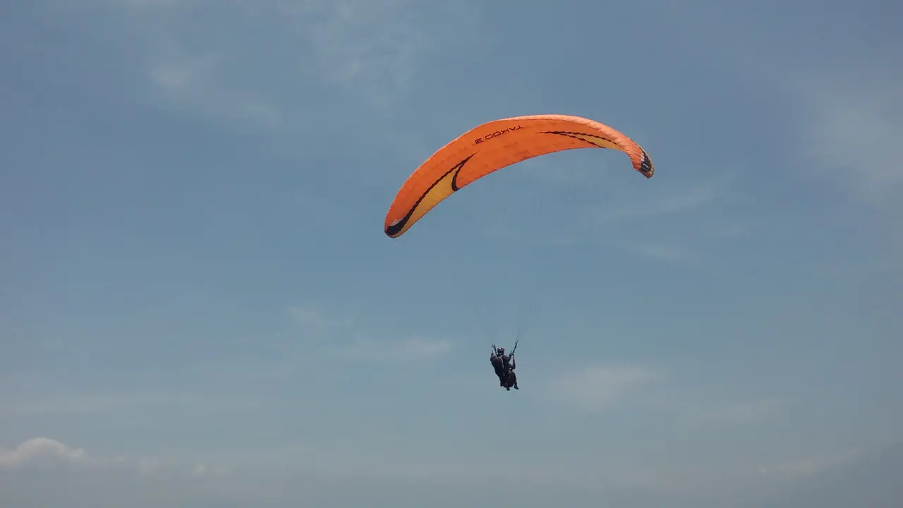 Olahraga paralayang di bukit Parama Satwika Garut