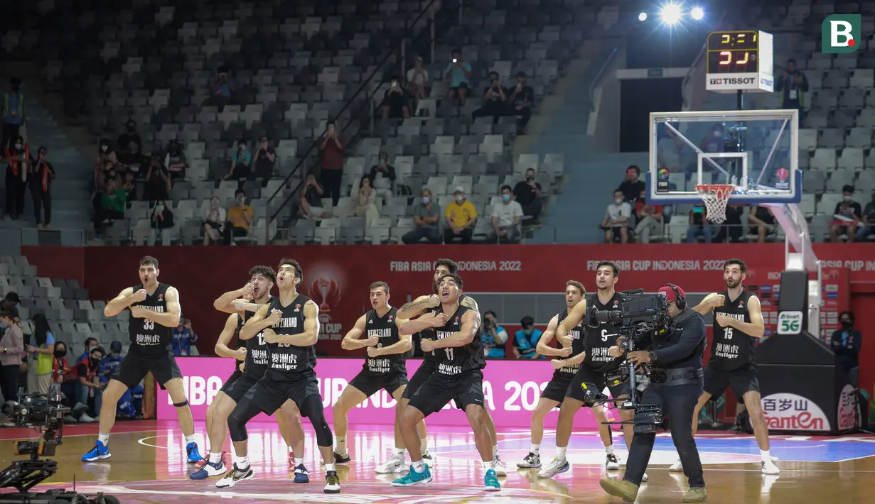 Timnas Basket Selandia Baru melakukan tarian tradisional Haka sebelum laga perebutan juara ketiga FIBA Asia Cup 2022 melawan Timnas Basket Yordania di Istora Senayan, Jakarta, Minggu (24/07/2022). (Bola.com/Bagaskara Lazuardi)