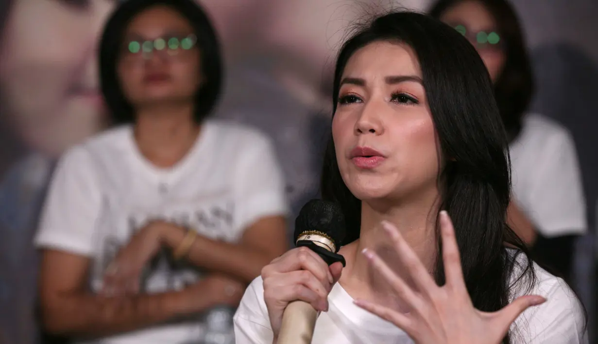 Bintang sinetron Khanza itu mengaku sejak duduk di bangku Sekolah Menengah Pertama (SMP) telah mengenal puisi sang maestro, Sapardi Djoko Damono. (Nurwahyunan/Bintang.com)