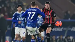 AC Milan sempat tertinggal satu gol pada menit ke-10. Namun, gara-gara aksi Rabiot, Rossoneri mendapatkan penalti menjelang berakhirnya babak pertama. (AFP/Stefano Rellandini)