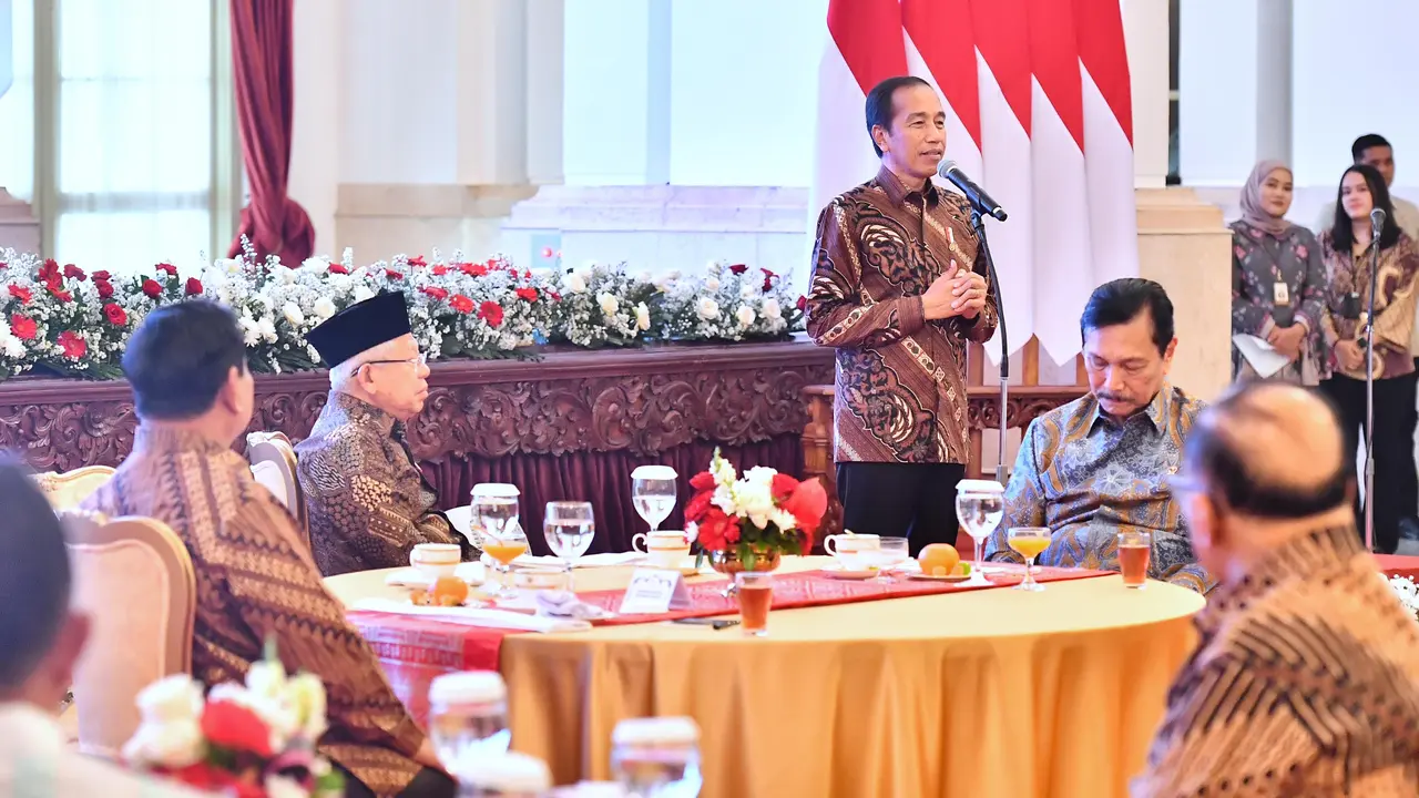 Presiden Joko Widodo (Jokowi) menggelar acara makan siang bersama para menteri kabinet Indonesia Maju di Istana Negara Jakarta, Jumat (18/10/2024). Jokowi turut berpamitan dengan jajaran kabinet karena akan segera pensiun pada 20 Oktober 2024.