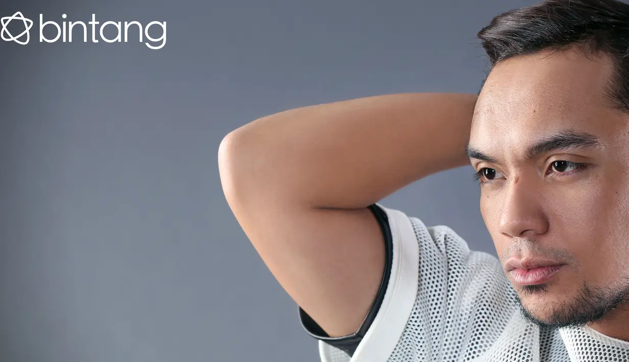 Berbagai cibiran, ia menganggapnya sebagai sebuah tantangan mengejar cita-cita. Tekad untuk berkarier ke berbagai negara, itulah usai kepergian ayah dan ibunya. (Febio Hernanto/Bintang.com)