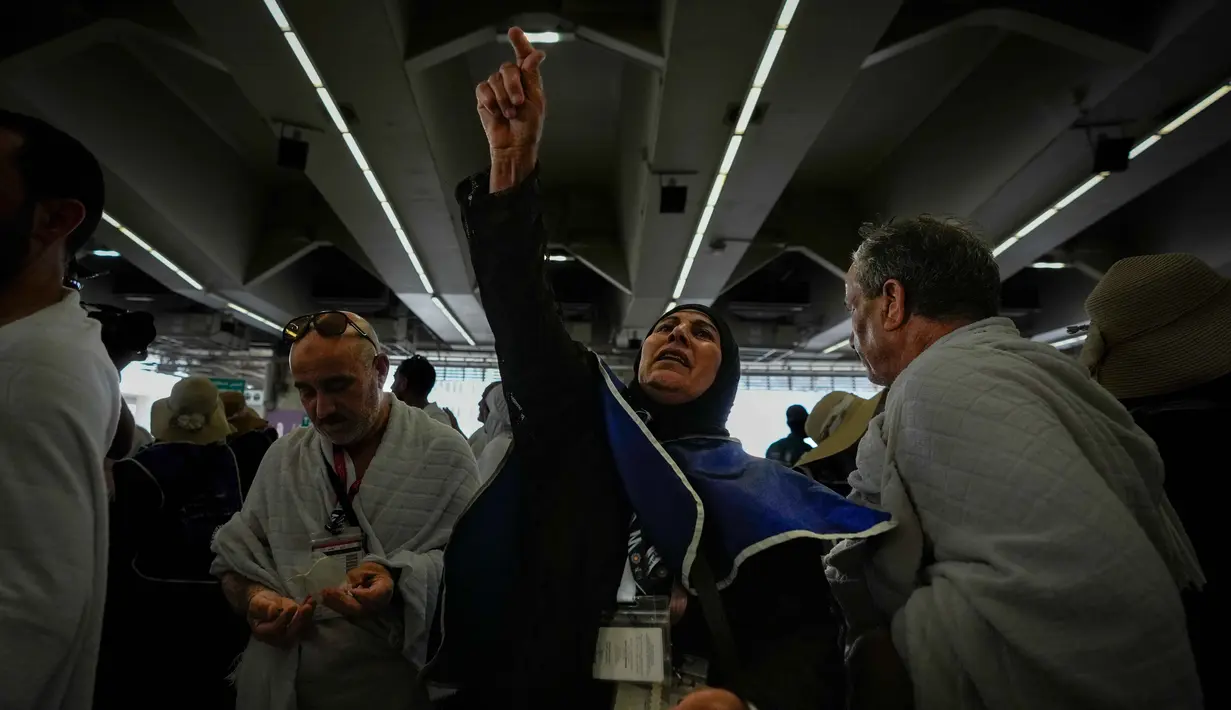 Umat Muslim melakukan lempar jumrah sebagai rangkaian ibadah haji di Mina, Arab Saudi, Rabu 27 Mei 2026. (AP Photo/Altaf Qadri)