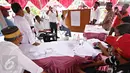 Petugas melakukan penghitungan surat suara Pilkada serentak di TPS Kampung Pilkada RW 03, Depok, Jawa Barat, (9/12). Penghitungan surat suara di seluruh Indonesia mulai dilakukan setelah batas waktu pencoblosan berakhir. (Liputan6.com/Immanuel Antonius)