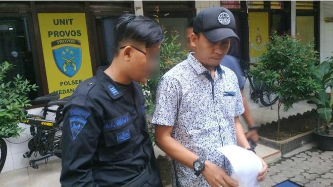 Aksi konyol pemuda di Medan menggunakan seragam Brimob menyebabkan dirinya harus diamankan polisi. (/Reza Efendi)