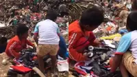 Bocah-Bocah Ini Cari Mainan di Tempat Pembuangan Sampah, Alasannya Bikin Pilu (Sumber: World of Buzz)