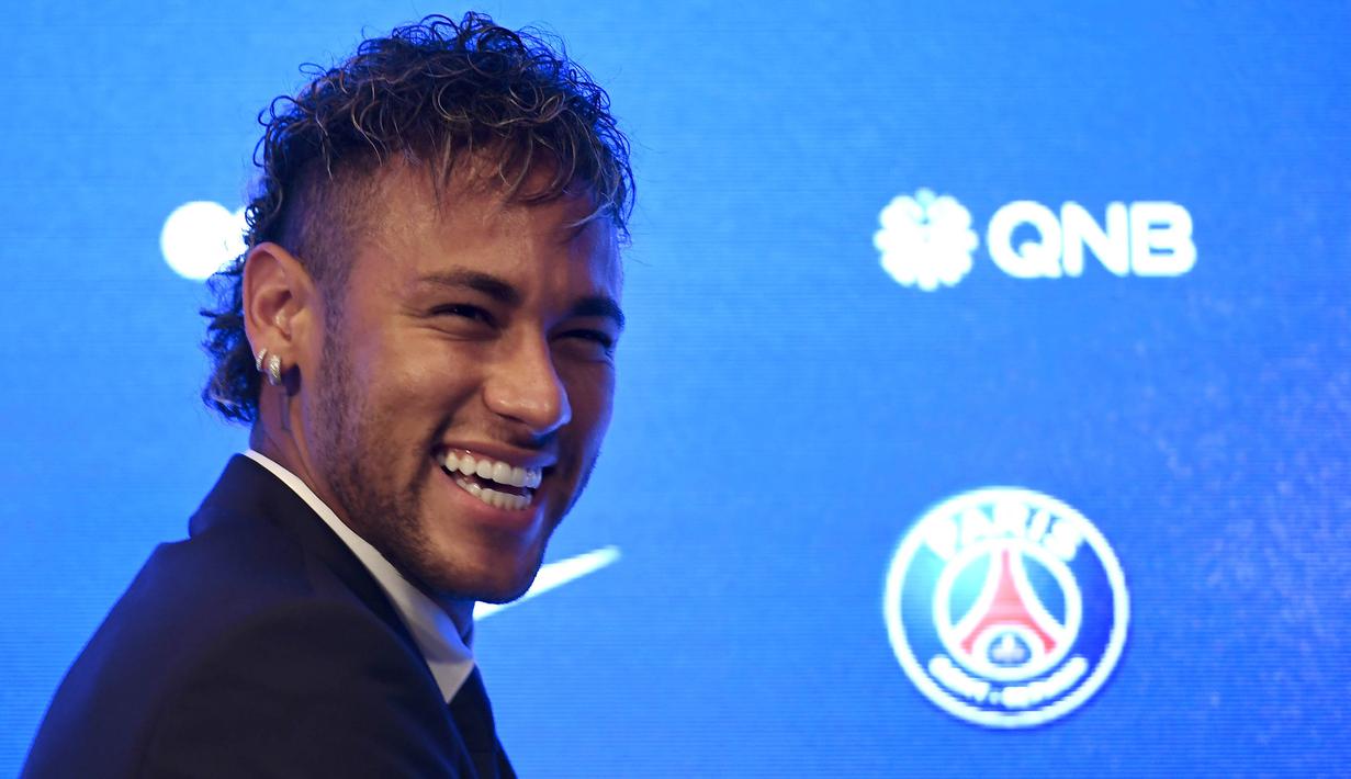 Bintang Brasil, Neymar, tampak gembira saat akan perkenalkan sebagai pemain baru PSG di Stadion Parc des Princes, Paris, Jumat (4/8/2017). Neymar didatangkan dari Barcelona dengan harga 222 juta euro. (AFP/Lionel Bonaventure)