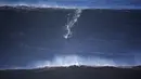 Peselancar asal Australia Jarryd Foster saat mencoba ombak raksasa di Praia do Norte, Nazare, Portugal, (19/2/16). Garrett McNamara membuat Praia do Norte terkenal setelah mencetak rekor dunia untuk ombak terbesar di dunia. (REUTERS/Rafael Marchante)
