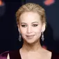 Aktris Jennifer Lawrence saat tiba untuk menghadiri pemutaran perdana "The Hunger Games : Mockingjay - Part 2" di Berlin, Jerman, Rabu (4/11/2015). (REUTERS / Fabrizio Bensch)