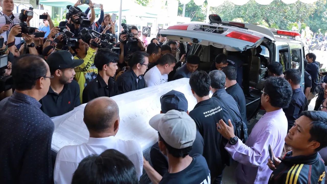 [Bintang] Keberangkatan menuju tempat pemakaman Mike Mohede