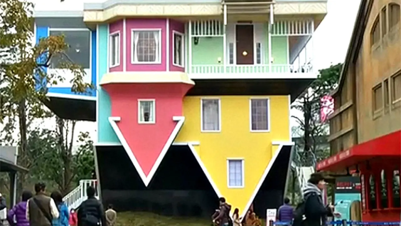 Unik, Ada Rumah Jungkir Balik *OTW