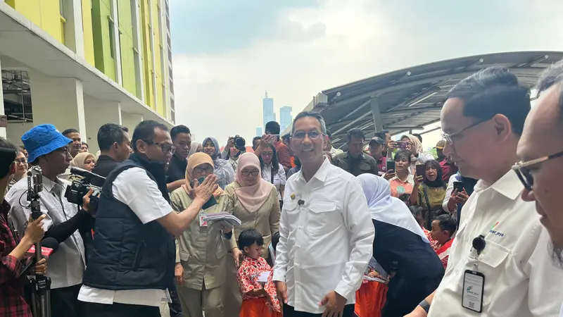 Pj Gubernur DKI Jakarta Heru Budi Hartono meninjau warga korban kebakaran Manggarai yang ditampung di Rusun Pasar Rumput, Setiabudi, Jakarta Selatan, Senin (9/9/2024).