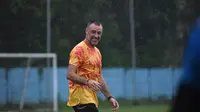 Pelatih Arema FC, Ze Gomes, mulai murah senyum saat memimpin sesi latihan timnya di Lapangan ARG, Selasa (11/3/2025) sore WIB. (Bola.com/Iwan Setiawan)