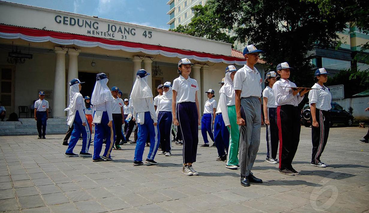 Suasana latihan untuk upacara peringatan HUT RI ke-69 di Gedung Joang 45, Jakarta, Kamis (14/8/14). (Liputan6.com/Faizal Fanani)