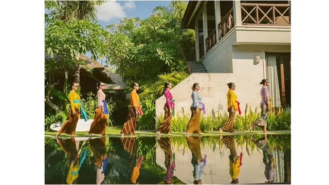 7 Potret Maudy Ayunda untuk Bridal Shower Sahabat, Anggun Pakai Kebaya