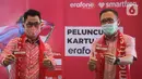 Deputy CEO Smartfren Djoko Tata Ibrahim (kiri) dan Wakil Dirut PT Erajaya Swasembada Tbk Joy Wahjudi (kanan) saat peluncuran Kartu Perdana Smartfren Erafone di Bintaro Xchange (1/10/2020). Konsumen mendapatkan kartu perdana gratis kuota hingga 360GB setiap pembelian handphone. (Liputan6.com/Pool)