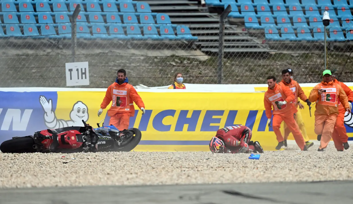 <p>Jack Miller pun terlihat terguling berkali-kali usai ia melepas motornya saat jatuh. Petugas pun langsung dengan sigap segera menolong pembalap Ducati Lenovo tersebut. (AFP/Patricia De Melo Moreira)</p>
<p> </p>