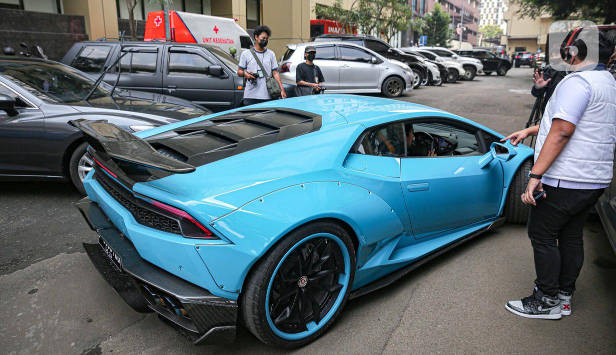 Mobil mewah sitaan milik tersangka Quotex, Doni Salmanan terparkir di halaman Bareskrim Polri, Jakarta, Senin (14/3/2022). Bareskrim Polri menetapkan Doni Salmanan sebagai tersangka kasus dugaan penipuan hingga tindak pidana pencucian uang (TPPU) platform Quotex. (Liputan6.com/Faizal Fanani)