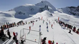 Tim Swiss berhasil memasukkan bola ke gawang Tim Italia saat pertandingan The Euro 2016 of the Mountain Villages Soccer Tournament di Gletser Allalin, Swiss (12/3/2016). (Reuters/Ruben Sprich)